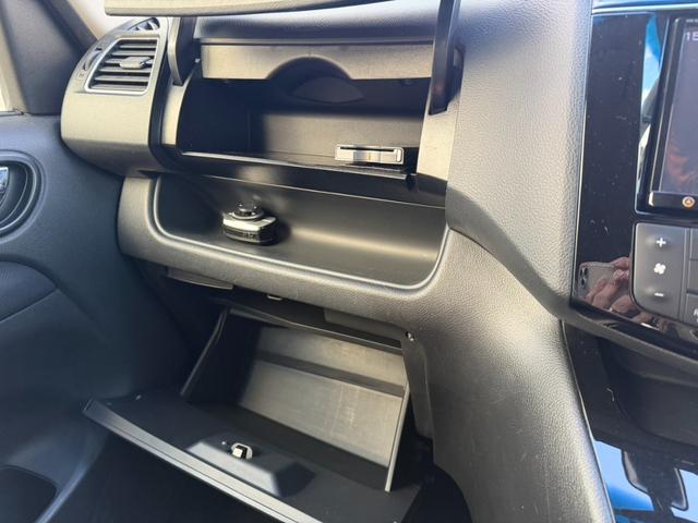 セレナ ハイウェイスター　Ｓ－ハイブリッド　両側電動スライドドア　社外ナビ　フルセグＴＶ　バックカメラ　Ｂｌｕｅｔｏｏｔｈオーディオ　クルーズコントロール　オートライト　スマートキー　レーンキープアシスト　純正アルミホイール　ＥＴＣ（33枚目）