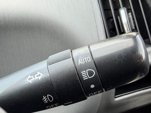 ���s���̎Ԃ����̖͂��邳�����m���āA�����I�Ƀw�b�h���C�g��_���^��������I�[�g���C�g�I