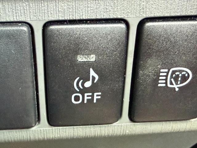 �É����s����d�Ԃ��A���s�҂Ɏ��Ԃ̐ڋ߂�m�点�邽�߂ɔ�����[���I�ȃG���W�����𐧌䂵�܂��B�Â��ɑ��s�������ꍇ�ɂ��̃{�^�����������ƂŁA�ꎞ�I�ɋ[���I�ȉ��̔������~�����邱�Ƃ��ł��܂��B