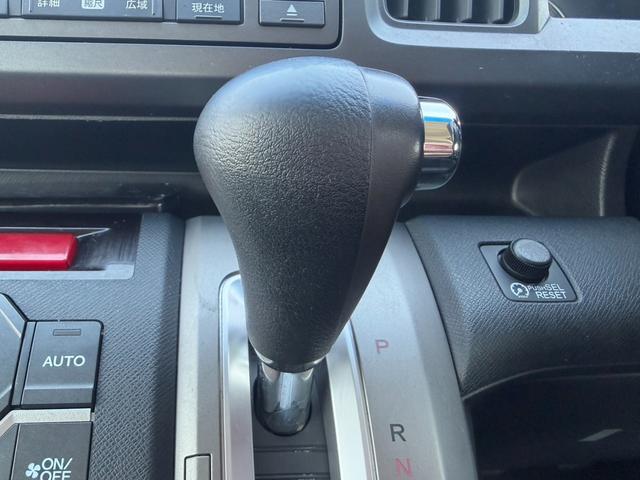 ステップワゴンスパーダ クールスピリット　両側電動スライドドア　フリップダウンモニター　コンフォートビュー　純正ナビ　Ｂｌｕｅｔｏｏｔｈ　ＥＴＣ　オートライト　パドルシフト　フロントフォグランプ　パワーウィンドウ　純正アルミホイール（32枚目）