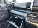 助手席側に設けられた隠れた収納BOX♪容量も十分で、必要なものや、車検証も収納可能です☆収納して室内をすっきりさせるのに大活躍です(*^^*)