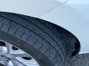 タイヤ溝ご確認ください！タイヤがすり減ると溝がなくなり、スリップサインが出ます。タイヤの摩耗による使用限度は残り溝深さが１．６ｍｍ以上と決められています。