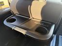 運転席と助手席の背面にドリンクホルダーにもなるテーブルが設置されています！
