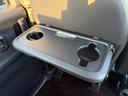 運転席と助手席の背面にドリンクホルダーにもなるテーブルが設置されています！