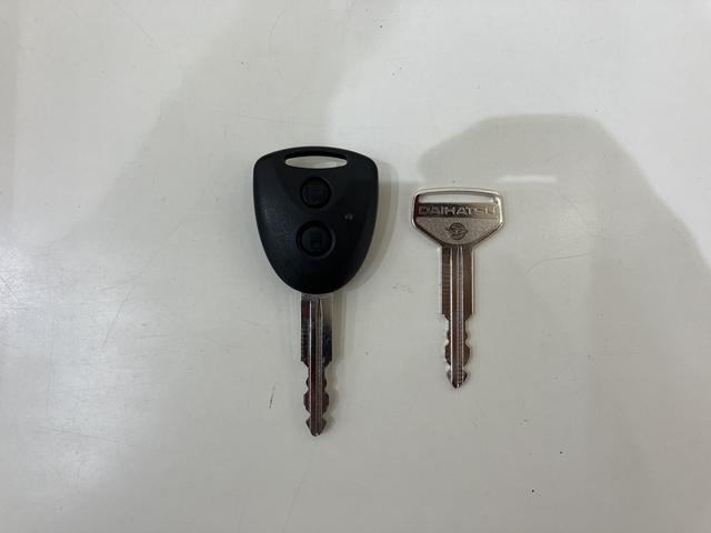 ミライース L SAIII アイドリングSTOP 衝突防止 キ-レス Wエアバッグ 横滑防止 レーンキープアシスト オートハイビーム 運転席エアバック ABS 衝突安全ボディ メンテナンスノート(17枚目)