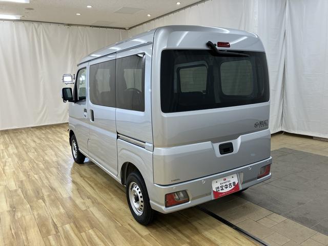 ハイゼットカーゴ クルーズ　／パートタイム４ＷＤ／キーフリー／オーディオレス　イモビライザー　レーンアシスト　オートマチックハイビーム　キーフリー　オートライト　Ａストップ　Ｗエアバック　４ＷＤ　スマートキー　記録簿　運転席エアバッグ　横滑り防止装置　ＡＢＳ　レーダーブレーキ（9枚目）