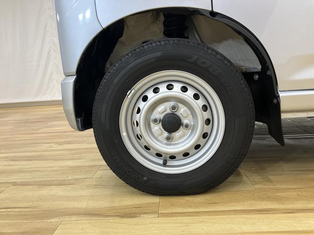 ハイゼットカーゴ クルーズ　／パートタイム４ＷＤ／キーフリー／オーディオレス　イモビライザー　レーンアシスト　オートマチックハイビーム　キーフリー　オートライト　Ａストップ　Ｗエアバック　４ＷＤ　スマートキー　記録簿　運転席エアバッグ　横滑り防止装置　ＡＢＳ　レーダーブレーキ（13枚目）