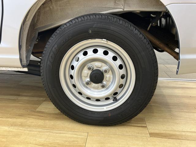 ハイゼットカーゴ クルーズ　／パートタイム４ＷＤ／キーフリー／オーディオレス　イモビライザー　レーンアシスト　オートマチックハイビーム　キーフリー　オートライト　Ａストップ　Ｗエアバック　４ＷＤ　スマートキー　記録簿　運転席エアバッグ　横滑り防止装置　ＡＢＳ　レーダーブレーキ（14枚目）