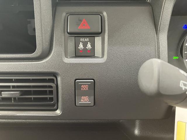ハイゼットカーゴ クルーズ　／パートタイム４ＷＤ／キーフリー／オーディオレス　イモビライザー　レーンアシスト　オートマチックハイビーム　キーフリー　オートライト　Ａストップ　Ｗエアバック　４ＷＤ　スマートキー　記録簿　運転席エアバッグ　横滑り防止装置　ＡＢＳ　レーダーブレーキ（17枚目）