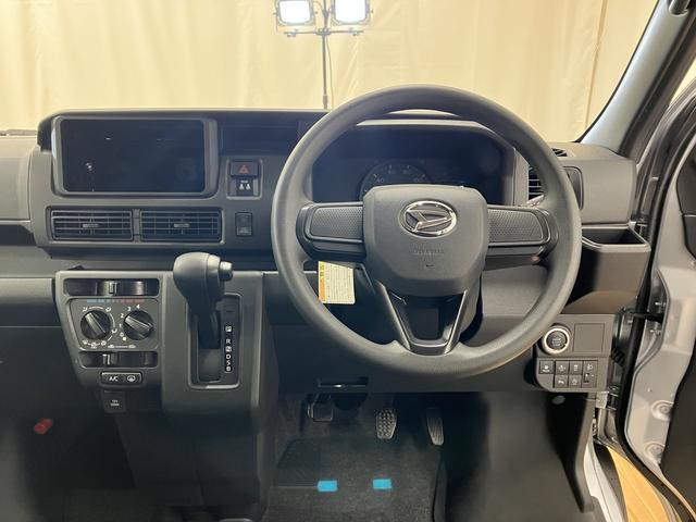 ハイゼットカーゴ クルーズ　／パートタイム４ＷＤ／キーフリー／オーディオレス　イモビライザー　レーンアシスト　オートマチックハイビーム　キーフリー　オートライト　Ａストップ　Ｗエアバック　４ＷＤ　スマートキー　記録簿　運転席エアバッグ　横滑り防止装置　ＡＢＳ　レーダーブレーキ（21枚目）