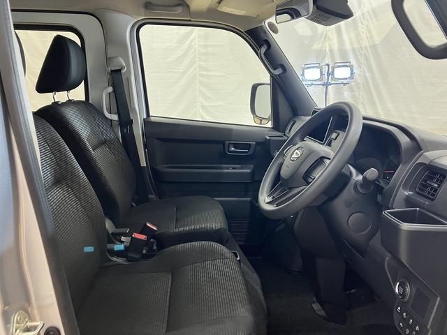 ハイゼットカーゴ クルーズ　／パートタイム４ＷＤ／キーフリー／オーディオレス　イモビライザー　レーンアシスト　オートマチックハイビーム　キーフリー　オートライト　Ａストップ　Ｗエアバック　４ＷＤ　スマートキー　記録簿　運転席エアバッグ　横滑り防止装置　ＡＢＳ　レーダーブレーキ（33枚目）