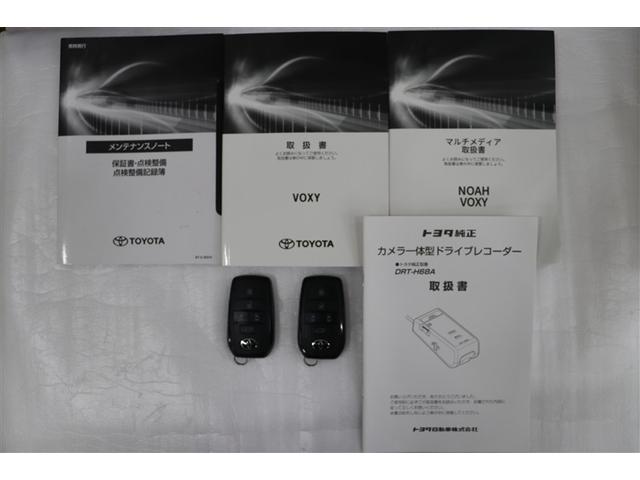 ヴォクシー ハイブリッドＳ－Ｚ　パワーウィンドウ　ＤＶＤ再生機能　インテリキー　横滑防止装置　地デジＴＶ　アクティブクルーズコントロール　フルオートエアコン　リアカメラ　エアバッグ　ＡＢＳ　１００Ｖ充電　ナビＴＶ　ＷＡＣ　キーレス（38枚目）