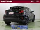 立体感のあるリアスタイルは、一目でＣ－ＨＲとわかるダイナミックなデザインです。なお、この車は車検整備後にご納車となります。弊社のエンジニアがお車を点検致しますので、安心してお乗りいただけます。