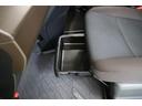 助手席下にはシートアンダートレイ付です。引き出して床にじかに置きたくない買い物袋を置いたり、雨の日には濡れたカバンを置いたりもできます。ティッシュなどの収納としても便利に使えます。