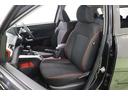 赤いパイピングのアクセントがお洒落で、ホールド感のあるシートは通気性がよく蒸れにくいモケットです。運転席と助手席には寒い時期に嬉しいシートヒーターを装備。はやく暖まり、じんわりと身体を温めてくれます。