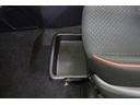 助手席下にはシートアンダートレイを装備しています。引き出して床にじかに置きたくない買い物袋を置いたり、雨の日には濡れたカバンを置いたりもできます。ティッシュなどの収納としても便利に使えます。