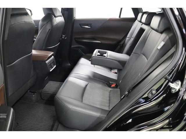 �������L���A�������ƍ����㕔���Ȃł��B�����̃A�[�����X�g�ɂ̓h�����N�z���_�[����������Ă��܂��B�V�[�g�o�b�N�ɂ̓^�u���b�g��G���Ȃǂ̎��[�ɕ֗��ȃ|�P�b�g�𑕔����Ă��܂��B