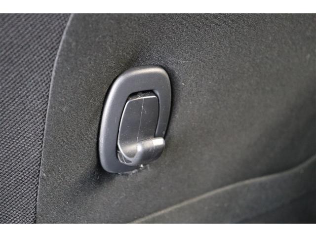 アイシス プラタナ　Ｂカメ　プッシュスタートスマートキー　パワーウインドウ　メモリナビ　キーレスエントリー　ダブルエアバッグ　横滑り防止　オートエアコン　ＤＶＤ　３列シート　イモビライザー　ＥＴＣ　パワステ　ＡＢＳ（30枚目）