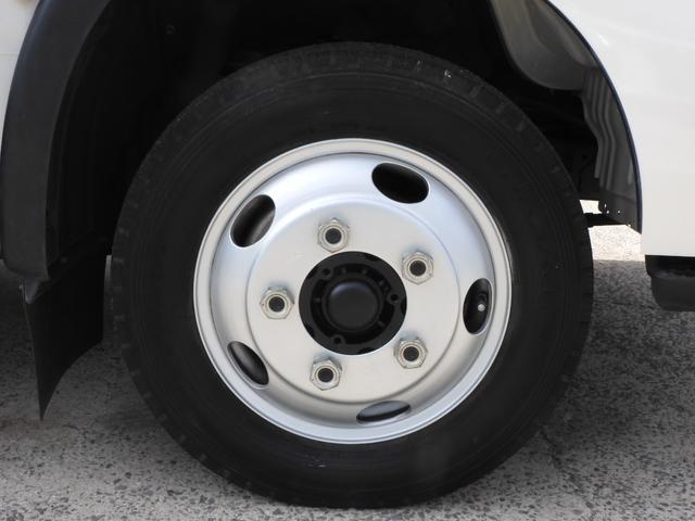 デュトロ 　平　ＴＫＧ－ＸＺＵ６０５　積載３０００ｋｇ　４ナンバー　総重量５５４５ｋｇ　荷台鉄板張　スマートキー　バックモニター　両側電動格納ミラー　荷台内寸３１０／１６０／３８　荷台高８８（32枚目）