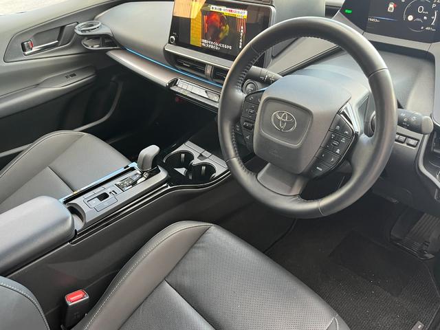 プリウス Ｚ　パノラマルーフ・黒革シート・１２．３型ＭＯＰナビ・パノラミックビューモニタ－・アドバンスドパーク・デジタルインナーミラー・パワーバックドア・シートベンチレーション・ＢＳＭ・ワイヤレス充電器（13枚目）