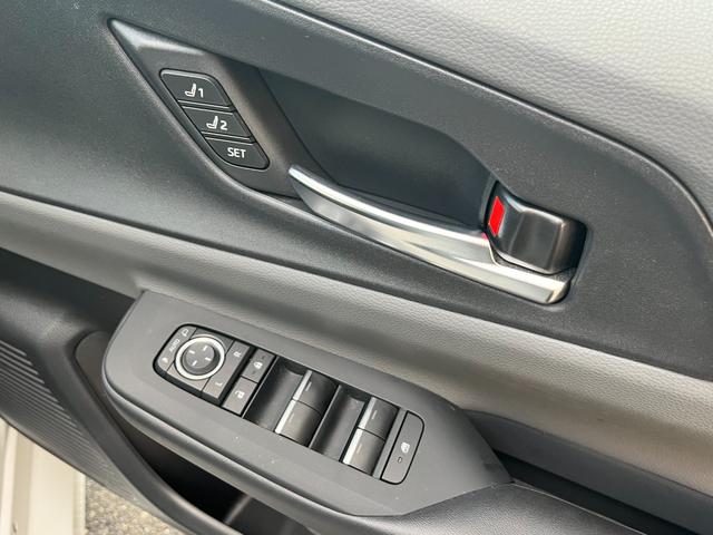 プリウス Ｚ　パノラマルーフ・黒革シート・１２．３型ＭＯＰナビ・パノラミックビューモニタ－・アドバンスドパーク・デジタルインナーミラー・パワーバックドア・シートベンチレーション・ＢＳＭ・ワイヤレス充電器（27枚目）