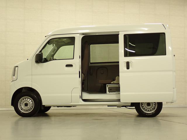 エブリイ ＰＡリミテッド　６型　５ＭＴ　デュアルカメラブレーキサポート　インパネ５ＭＴ　後席両側スライドドア　衝突被害軽減Ｂ　ＡＭ／ＦＭラジオ　リヤパーキングセンサー　ハイビームアシスト　キーレスエントリー　車線逸脱警報機能　スモークガラス　マッドフラップ　スペアタイヤ（5枚目）