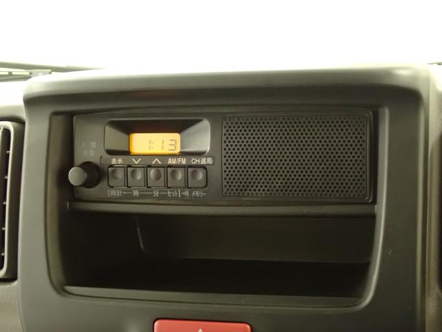 エブリイ ＰＡリミテッド　６型　５ＭＴ　デュアルカメラブレーキサポート　インパネ５ＭＴ　後席両側スライドドア　衝突被害軽減Ｂ　ＡＭ／ＦＭラジオ　リヤパーキングセンサー　ハイビームアシスト　キーレスエントリー　車線逸脱警報機能　スモークガラス　マッドフラップ　スペアタイヤ（6枚目）