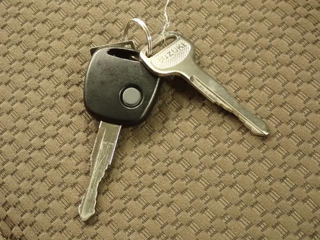 エブリイ ＰＡリミテッド　６型　５ＭＴ　デュアルカメラブレーキサポート　インパネ５ＭＴ　後席両側スライドドア　衝突被害軽減Ｂ　ＡＭ／ＦＭラジオ　リヤパーキングセンサー　ハイビームアシスト　キーレスエントリー　車線逸脱警報機能　スモークガラス　マッドフラップ　スペアタイヤ（15枚目）