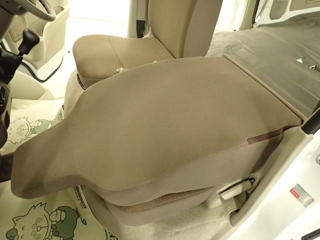 エブリイ ＰＡリミテッド　６型　５ＭＴ　デュアルカメラブレーキサポート　インパネ５ＭＴ　後席両側スライドドア　衝突被害軽減Ｂ　ＡＭ／ＦＭラジオ　リヤパーキングセンサー　ハイビームアシスト　キーレスエントリー　車線逸脱警報機能　スモークガラス　マッドフラップ　スペアタイヤ（16枚目）