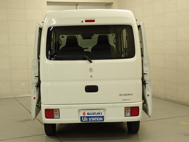 エブリイ ＰＡリミテッド　６型　５ＭＴ　デュアルカメラブレーキサポート　インパネ５ＭＴ　後席両側スライドドア　衝突被害軽減Ｂ　ＡＭ／ＦＭラジオ　リヤパーキングセンサー　ハイビームアシスト　キーレスエントリー　車線逸脱警報機能　スモークガラス　マッドフラップ　スペアタイヤ（18枚目）