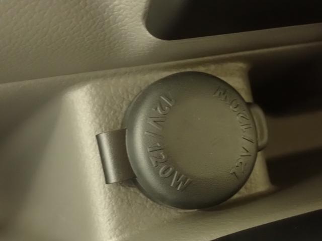 エブリイ ＰＡリミテッド　６型　５ＭＴ　デュアルカメラブレーキサポート　インパネ５ＭＴ　後席両側スライドドア　衝突被害軽減Ｂ　ＡＭ／ＦＭラジオ　リヤパーキングセンサー　ハイビームアシスト　キーレスエントリー　車線逸脱警報機能　スモークガラス　マッドフラップ　スペアタイヤ（32枚目）