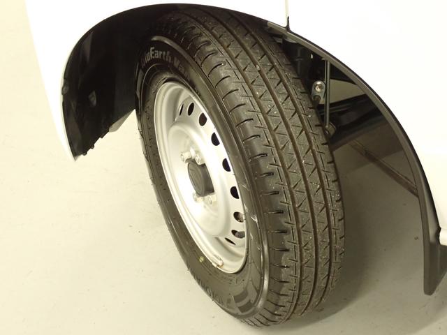 エブリイ ＰＡリミテッド　６型　５ＭＴ　デュアルカメラブレーキサポート　インパネ５ＭＴ　後席両側スライドドア　衝突被害軽減Ｂ　ＡＭ／ＦＭラジオ　リヤパーキングセンサー　ハイビームアシスト　キーレスエントリー　車線逸脱警報機能　スモークガラス　マッドフラップ　スペアタイヤ（33枚目）