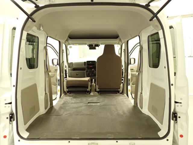 エブリイ ＰＡリミテッド　６型　５ＭＴ　デュアルカメラブレーキサポート　インパネ５ＭＴ　後席両側スライドドア　衝突被害軽減Ｂ　ＡＭ／ＦＭラジオ　リヤパーキングセンサー　ハイビームアシスト　キーレスエントリー　車線逸脱警報機能　スモークガラス　マッドフラップ　スペアタイヤ（41枚目）