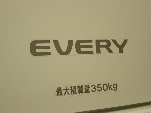 エブリイ ＰＡリミテッド　６型　５ＭＴ　デュアルカメラブレーキサポート　インパネ５ＭＴ　後席両側スライドドア　衝突被害軽減Ｂ　ＡＭ／ＦＭラジオ　リヤパーキングセンサー　ハイビームアシスト　キーレスエントリー　車線逸脱警報機能　スモークガラス　マッドフラップ　スペアタイヤ（45枚目）