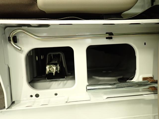 エブリイ ＰＡリミテッド　６型　５ＭＴ　デュアルカメラブレーキサポート　インパネ５ＭＴ　後席両側スライドドア　衝突被害軽減Ｂ　ＡＭ／ＦＭラジオ　リヤパーキングセンサー　ハイビームアシスト　キーレスエントリー　車線逸脱警報機能　スモークガラス　マッドフラップ　スペアタイヤ（60枚目）