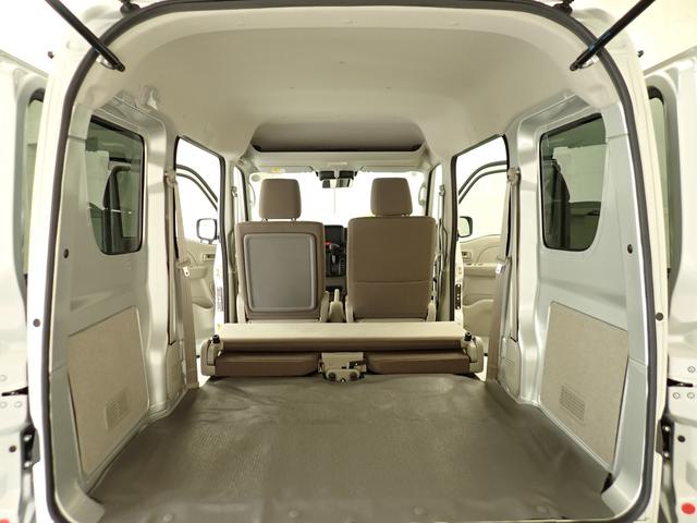 背もたれを倒すだけで ビッグラゲッジに早変わりします。