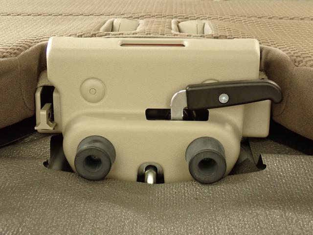 レバー操作で手軽にロックを解除。リヤシートの格納がラクラクです。