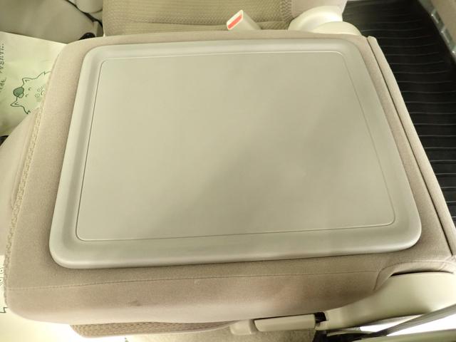 助手席背もたれを前方に倒すと 簡易テーブルに早変わり☆ 軽作業の作業台としても 停車時の軽食を楽しめるテーブルとしても 大活躍!!