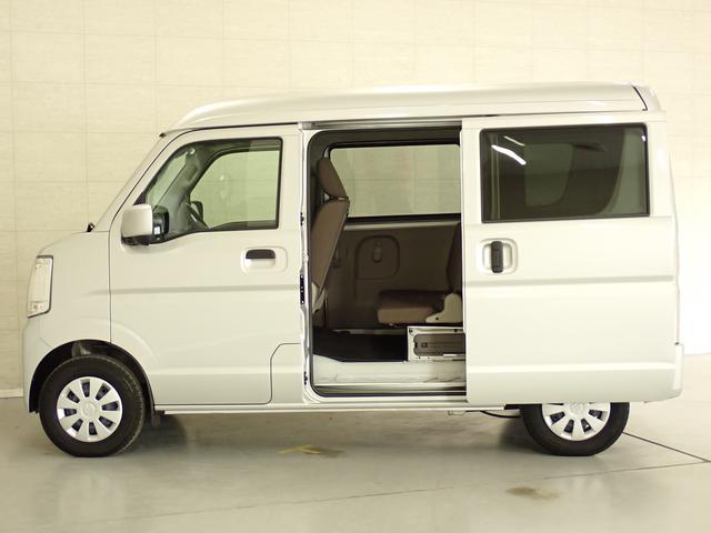 後席両側スライドドア装備!!振り出し幅が小さく、狭い場所でもドアを全開にできます。