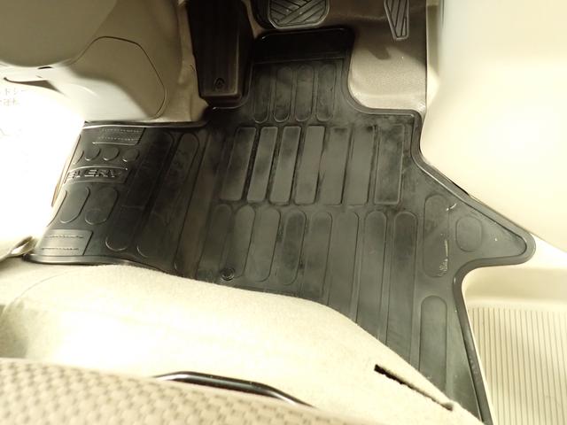 足元にラバータイプのフロアマットを装着しています。取り外し&水洗いが可能です。