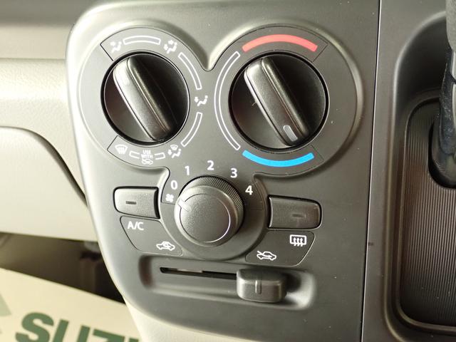 手軽に風量等の調節が可能な マニュアルエアコンを装備しています。