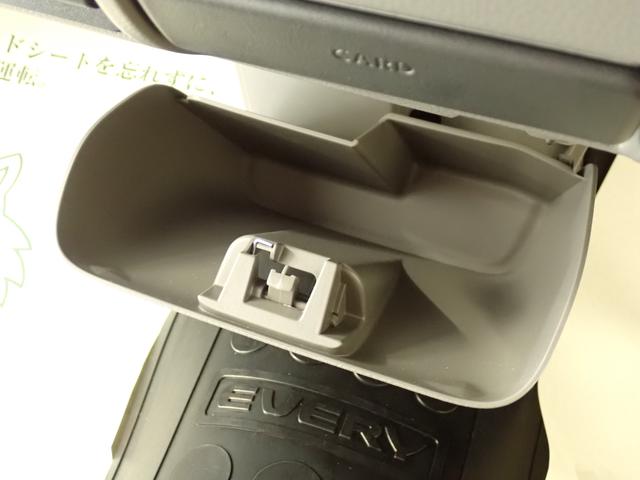 足元にも小物収納があります。