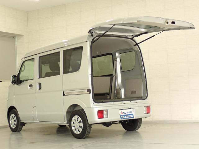 雨の日でも濡れにくく、荷物の積み下ろしがしやすい ハッチバックタイプのバックドア。