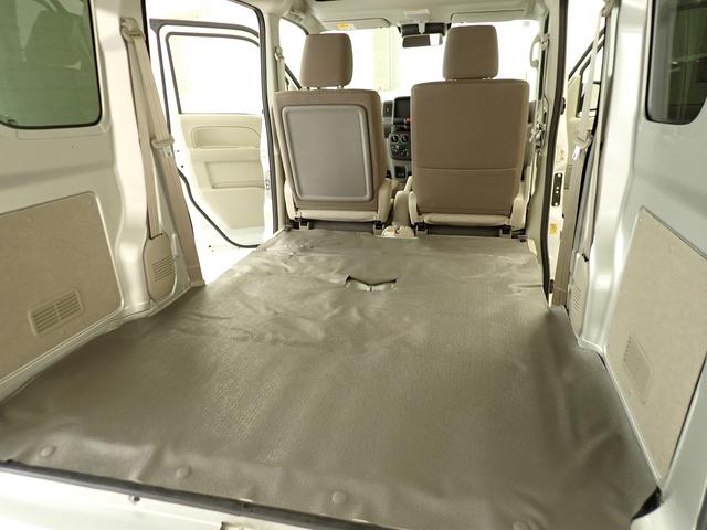 リヤシートを格納すると フラットな広々荷室に早変わり^^