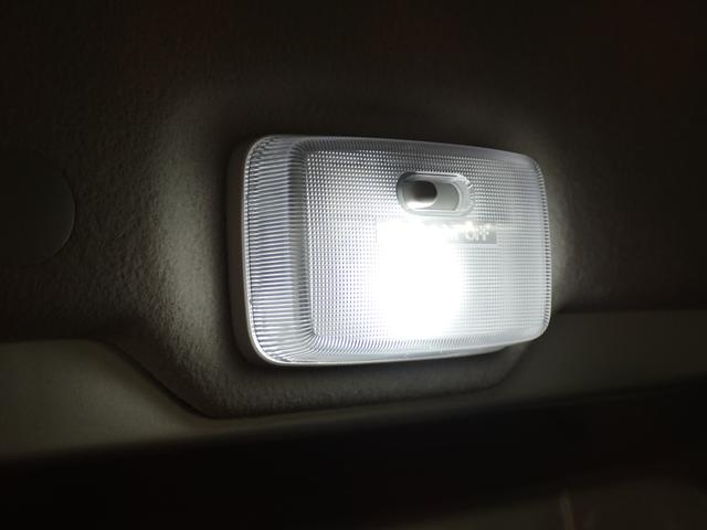 ラゲッジスペースは、LEDライト付!薄暗い場所での作業もラクラクです♪