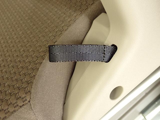 ストラップを引っ張ると 手軽に背もたれを倒せます。