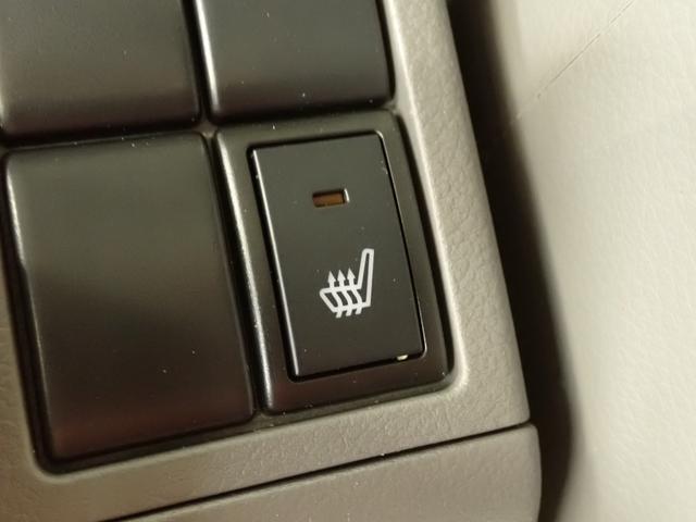 エアコンの暖房より温まるのが早く、寒い日のお出かけも快適なシートヒーターが運転席に装備されています。