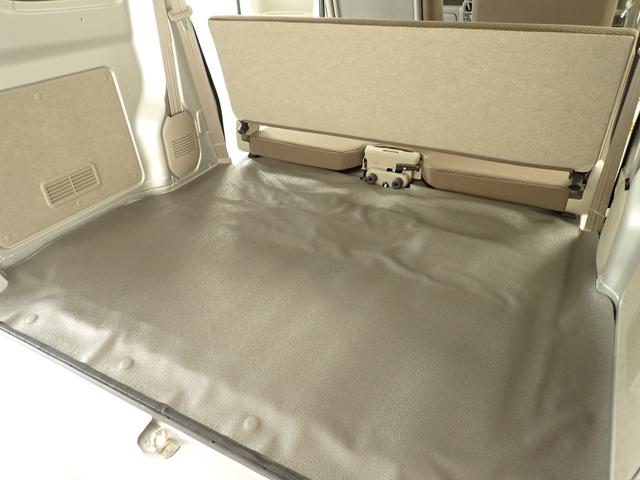 後席利用時でも、しっかり荷室スペースを確保しています。