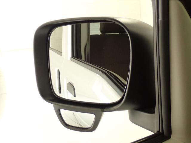 目視での確認が難しい 助手席側前輪付近の障害物を、ドアミラーの角度を変えずに確認できます。