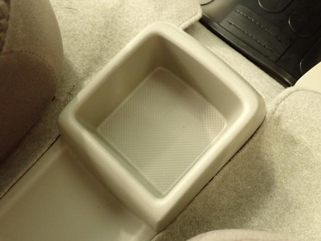 運転席・助手席間に 小物収納があります。